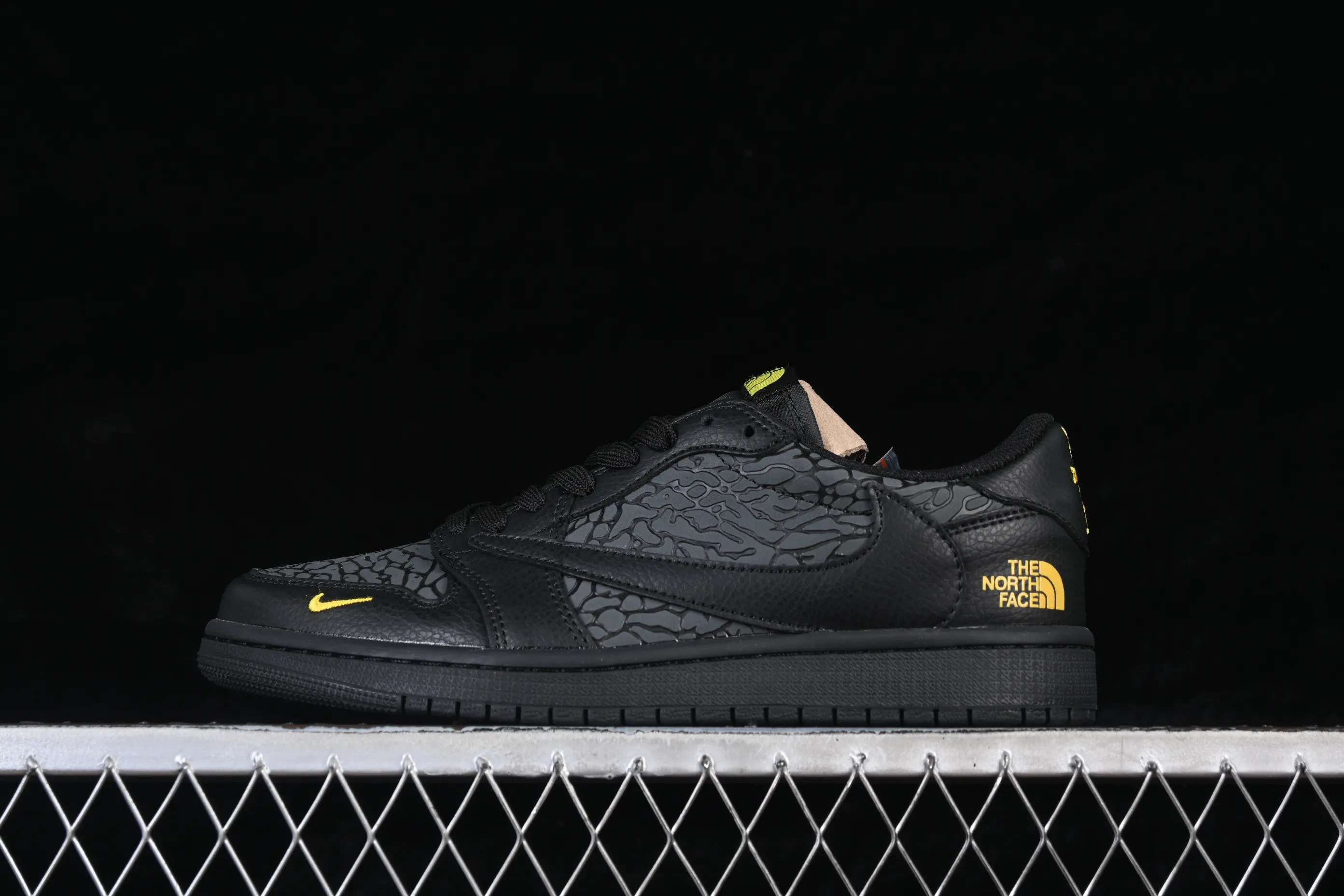All categories Air Jordan Jordan series basketball shoes Air Jordan 1 Low High-end customized low-top sneakers Travis Scott x Fragment Design x Air Jordan 1 Low OG SP AJ1 Joe 1 black gold low-top cultural casual sneakers DZ5899-043